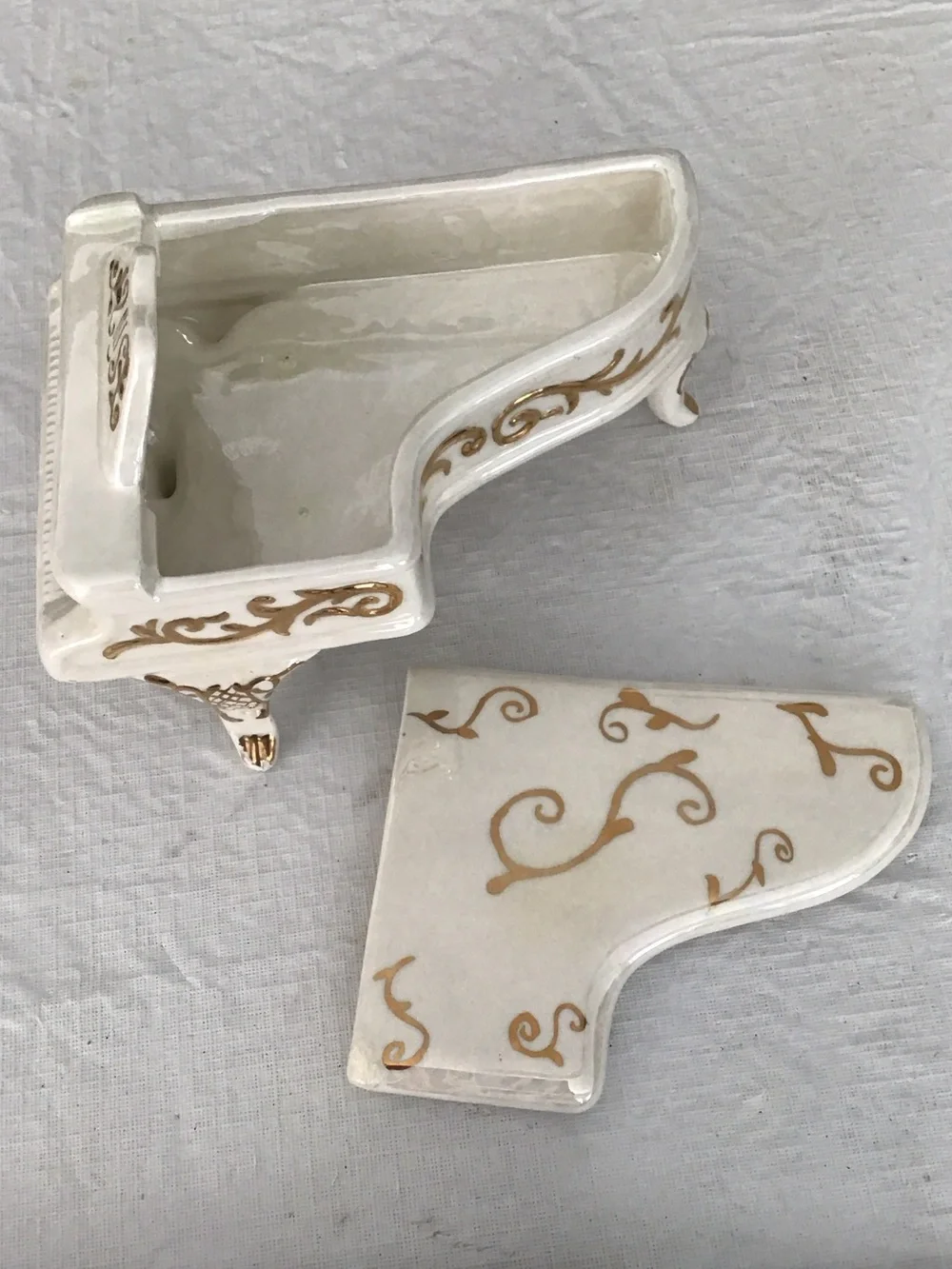 Ceramic White & Gold Grand Piano Jewelry Box.  #252